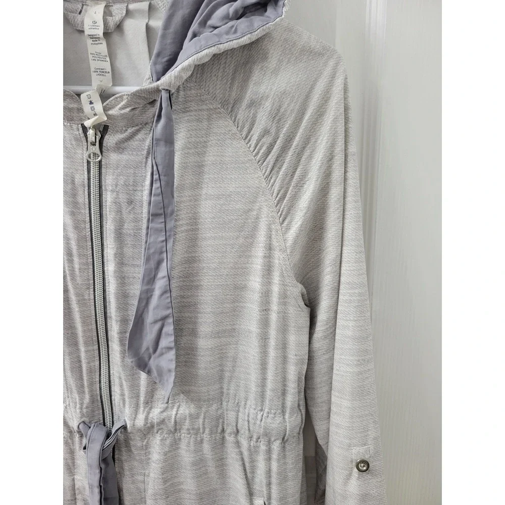Lululemon Rain Jacket Size 4 Gray Hooded Full Zip Pockets, Cinch Waist EUC